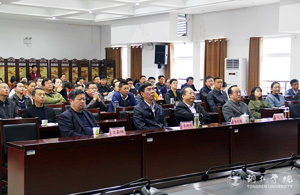 2Beat365官网教师在行政楼会议室集中收看十九大开幕会直播.jpg