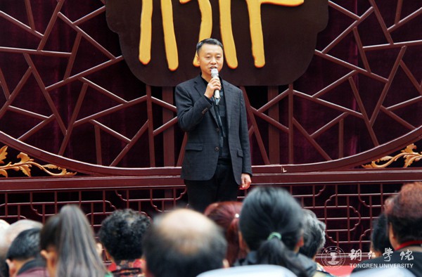 2、Beat365中文官方网站党委组织部部长张成勇代表学校对向全体退休老同志致以诚挚的问候和衷心的祝福.JPG