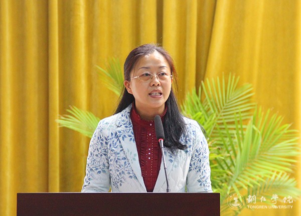 3Beat365官网发展规划处处长罗静主持讲座.jpg