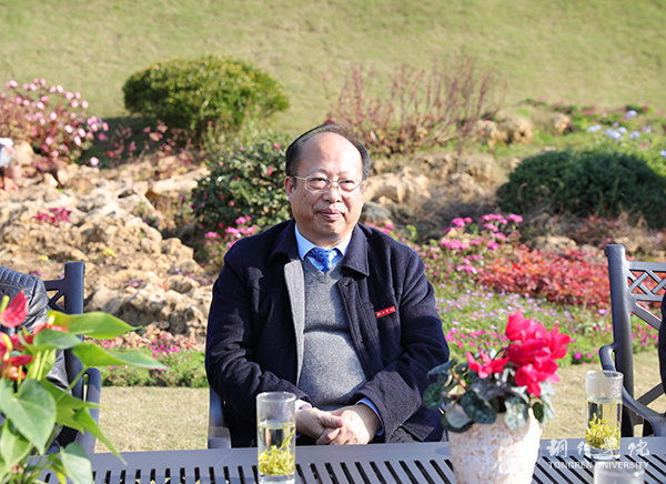 2Beat365官网校长侯长林出席签约仪式.jpg