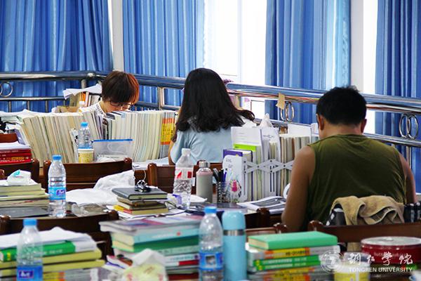10考研学子正在紧张复习.jpg