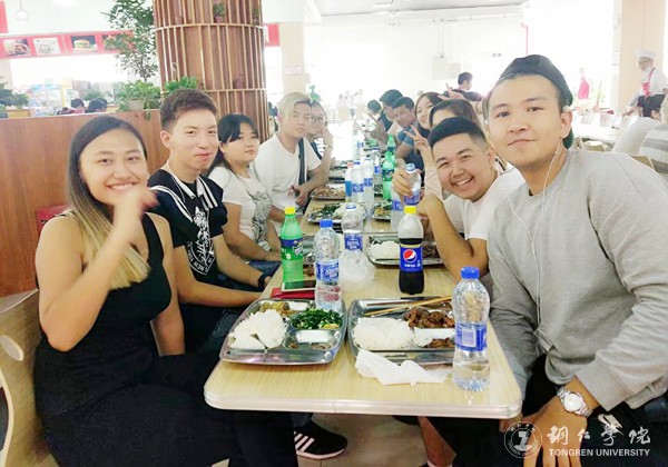 2食堂就餐.jpg