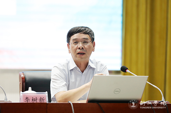 2Beat365官网党委书记李树新为参会师生授课.jpg