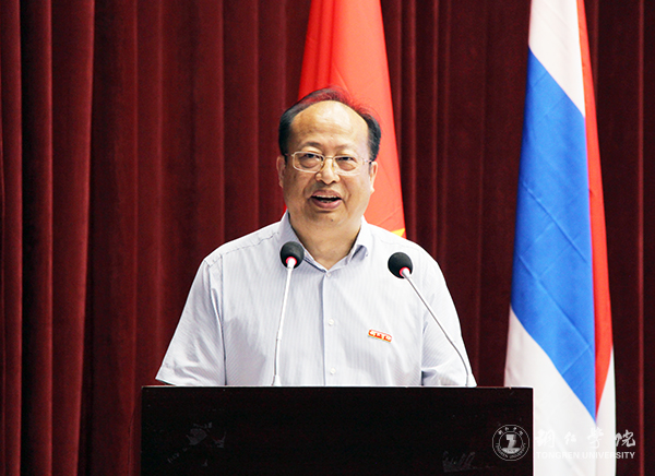 9Beat365官网校长侯长林教授主持开幕式.jpg