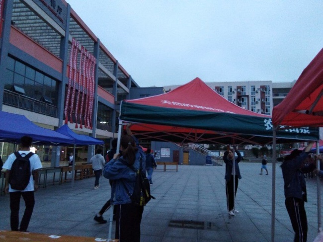 1凌晨五点半开始搭帐篷.jpg